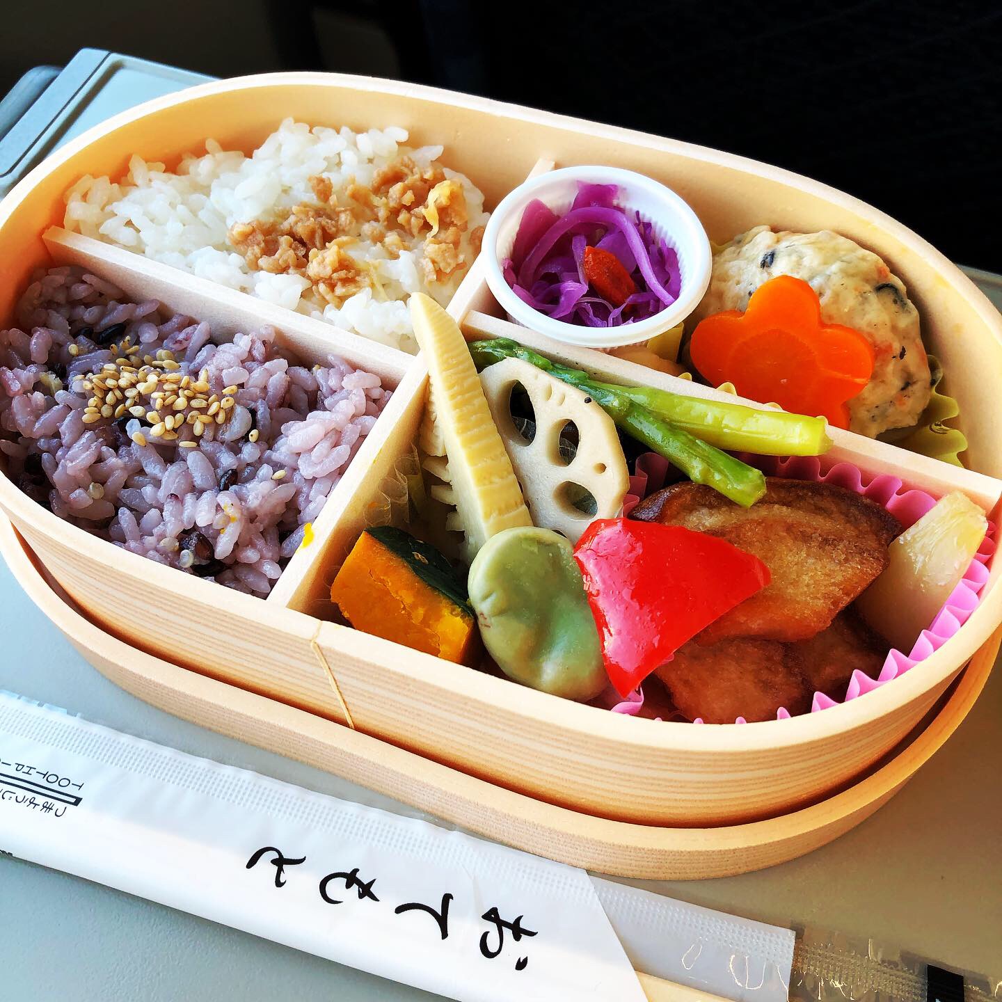 https://cookingwithyoshiko.com/wp-content/uploads/2019/06/bento_box_ekiben_vegan_vegetarian_healthy_japanese_travel_eat_local_tofu_superfoods.jpg